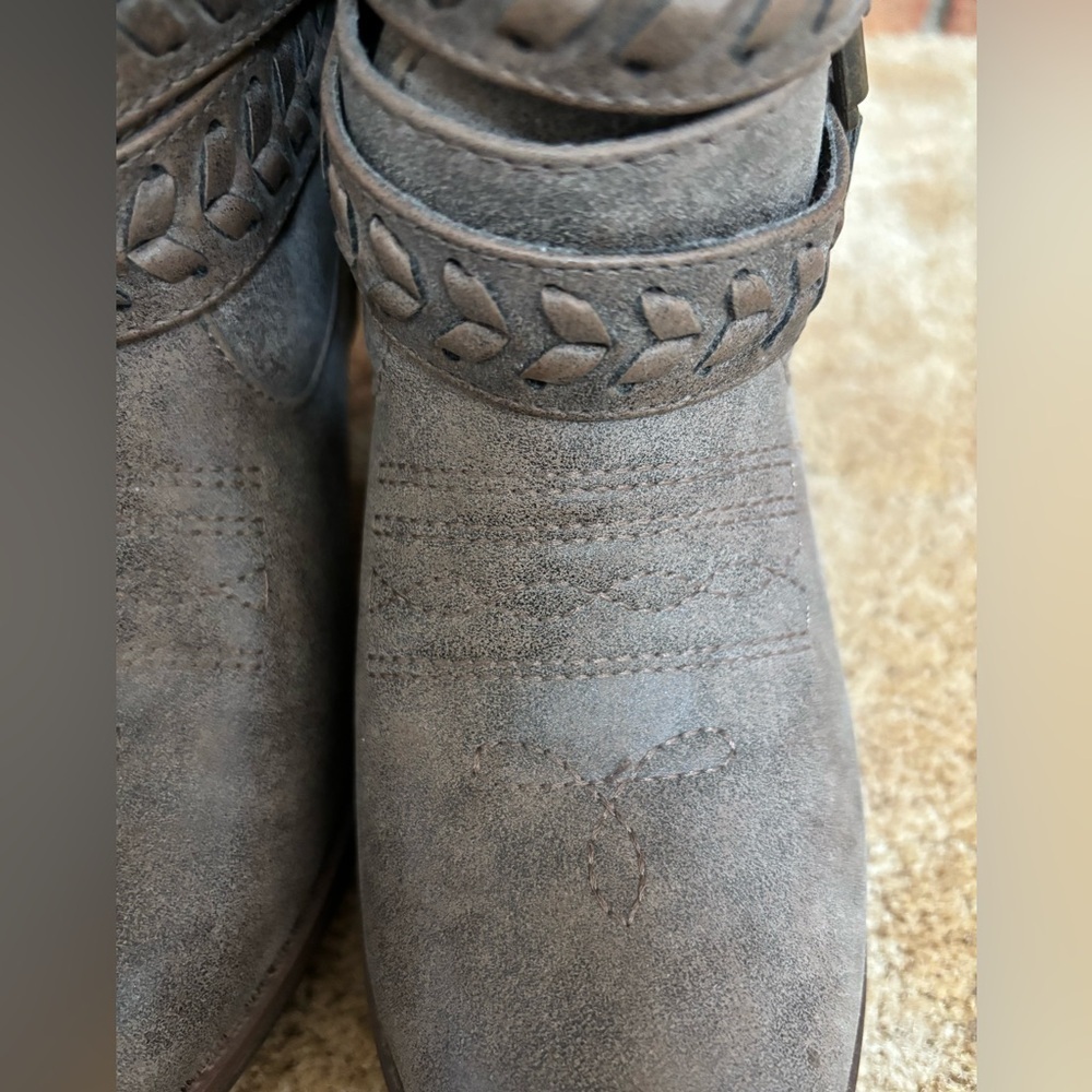 🖤MIA STRAPPY BUCKLE STUDDED GRAY FAUX LEATHER HEELED CALF HIGH BOOTS SIZE 8🖤 - Picture 4 of 12
